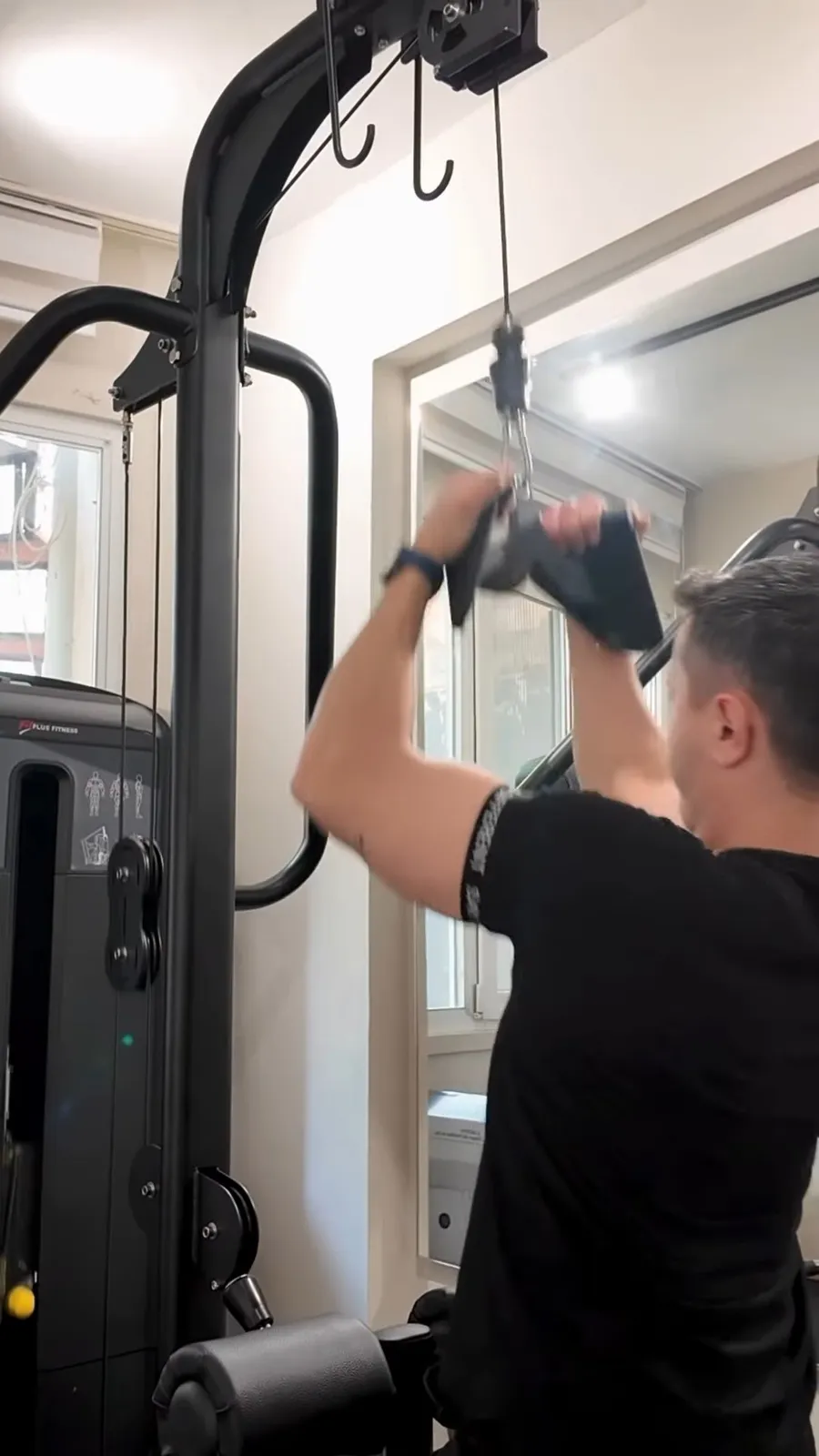 Kablo istasyonunda çekiş hareketi yapan eğitmen