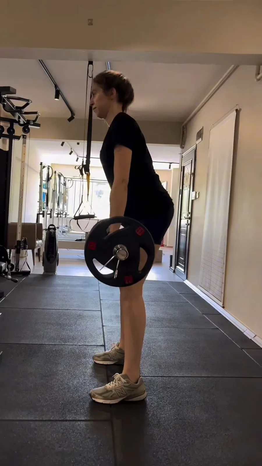 Serbest ağırlık alanında deadlift yapan bir danışan